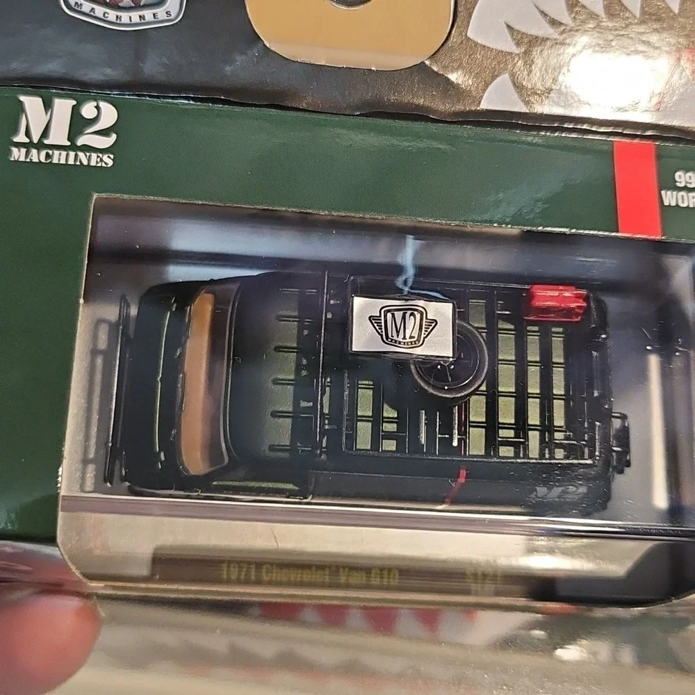 M2 Machines 1971 Chevrolet G10 Van Auto Club Box 16, 1/996